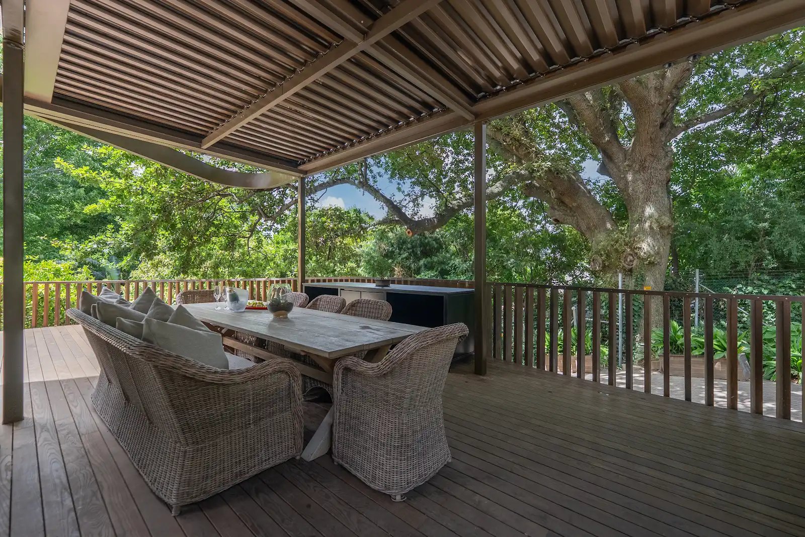 Outdoor dining on the terrace